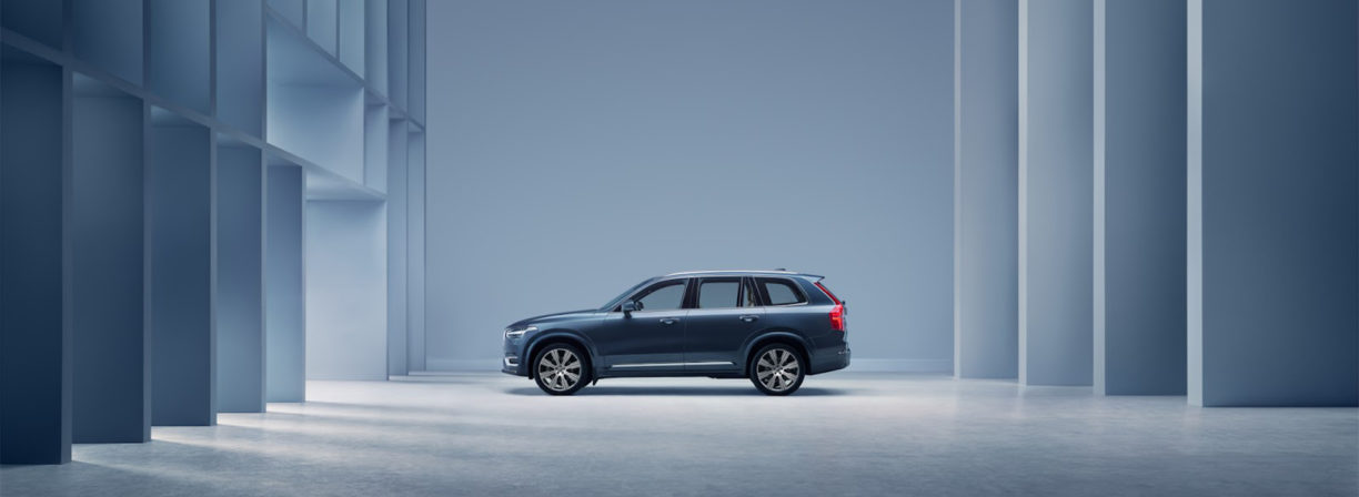 Volvo XC90 stojące bokiem