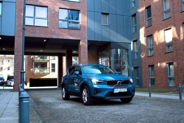 xc40, volvo xc40, volvo drywa, volvo gdansk, volvo w leasingu, gdansk, niebieskie volvo, garnizon, podjazd, ulica, kamienica, lofty